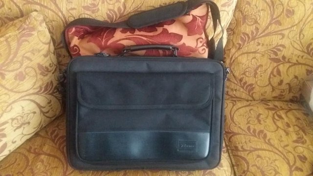 Preview of the first image of Targus laptop bag with shoulder strap, like new, hardly used.