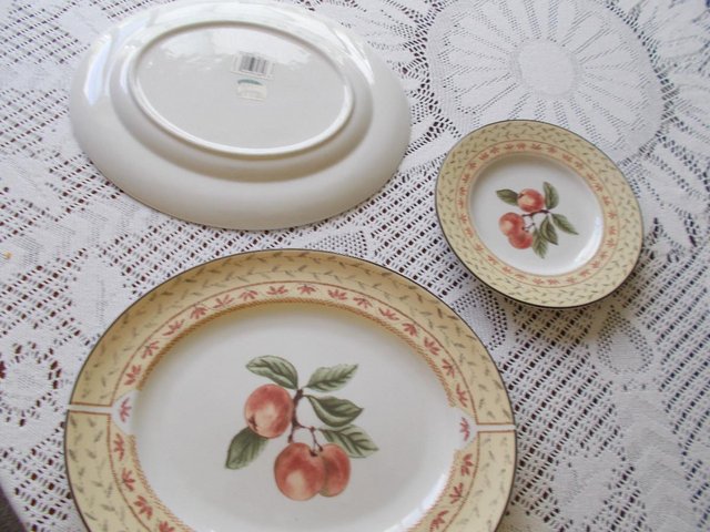 Image 3 of 2 x Fruit sampler oval dishes and 1round fruit sampler plate