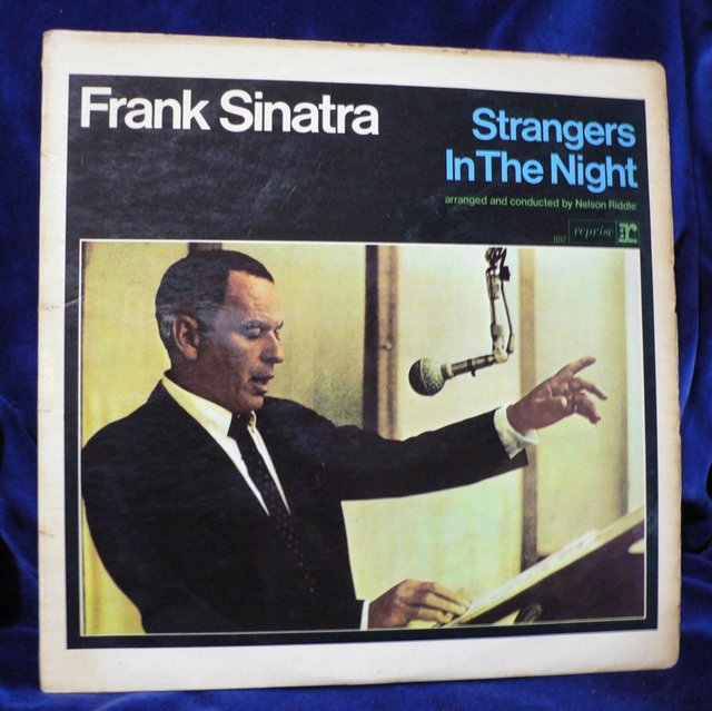 Preview of the first image of Frank Sinatra – Strangers In The Night - Reprise R1017.