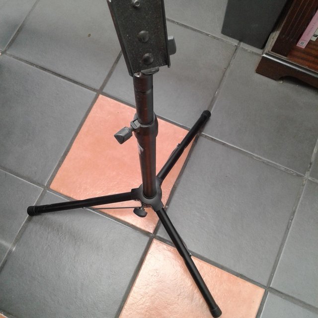 Image 2 of Telescopic music stand