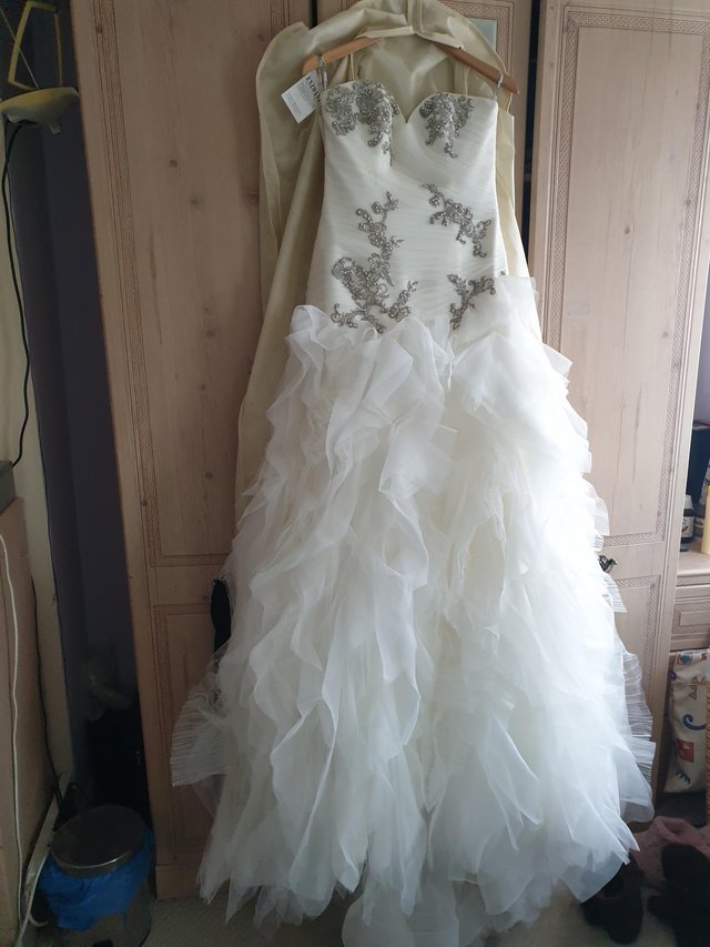 Preview of the first image of Gorgeous never worn Jacqueline Enzoani ivory wedding dress.