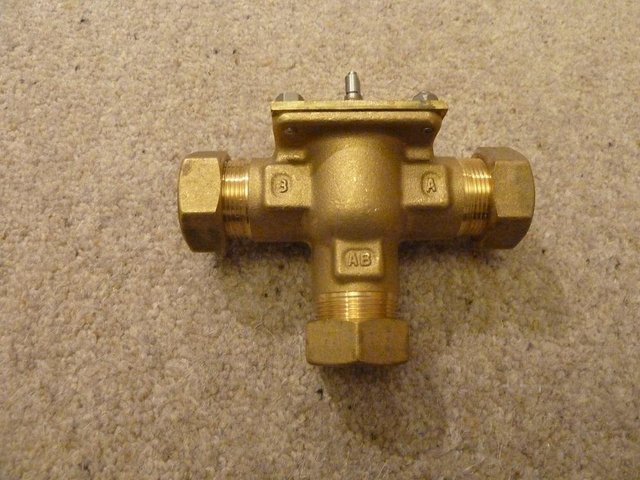 Image 2 of Honeywell V4073A Motorised mid position diverter valve body