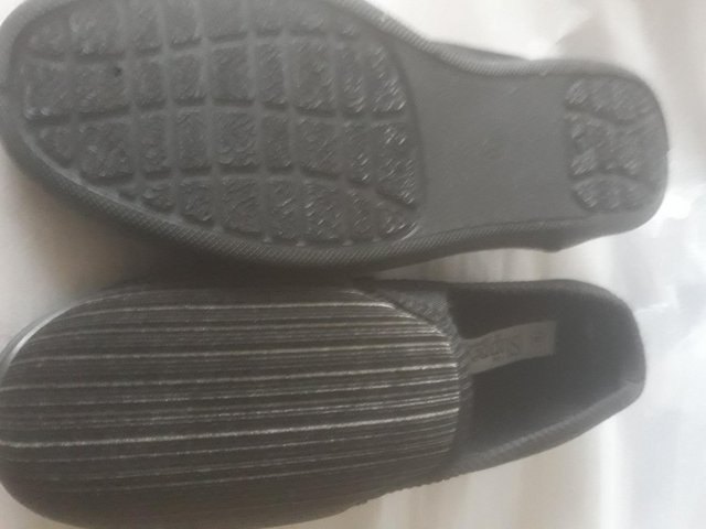 Preview of the first image of Mens Brand New House Slippers Size 8.