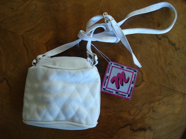 Preview of the first image of NEW GIRL’S WHITE LEATHER-LOOK HANDBAG / SHOULDER BAG.