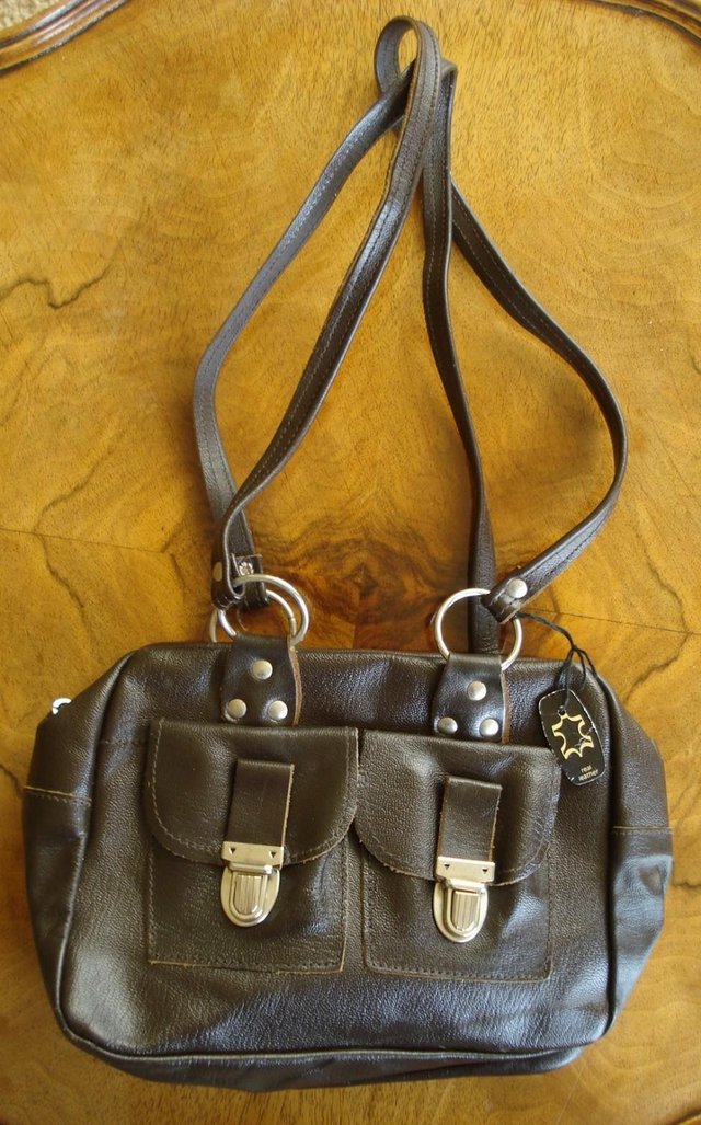 Preview of the first image of NEW GIRL’S/LADIES BROWN LEATHER HANDBAG / SHOULDER BAG.