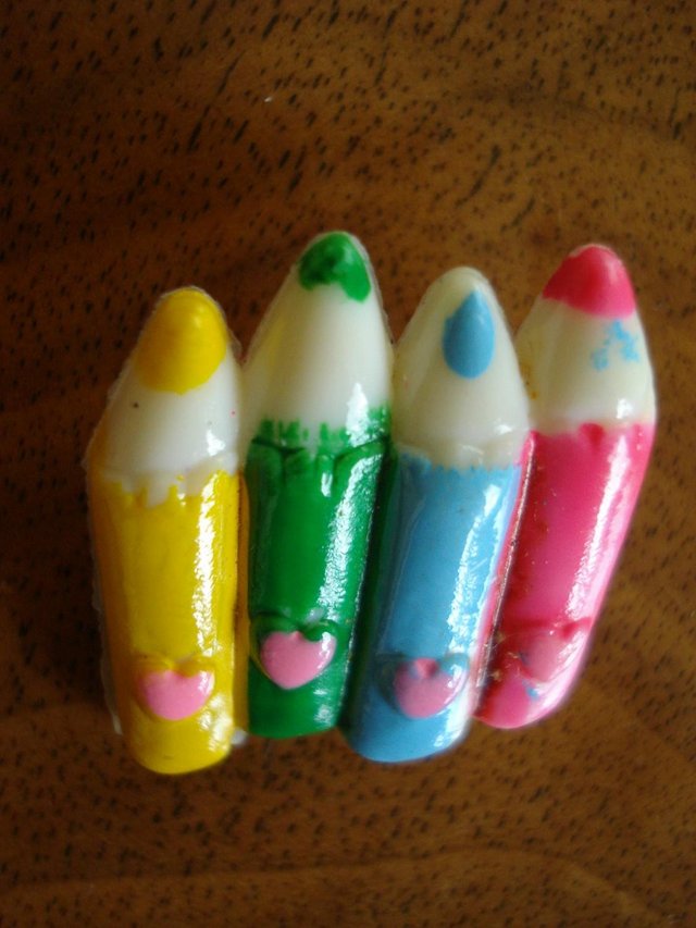 Image 3 of NEW CHILDS NOVELTY CRAYONS / COLOURED PENCILS BROOCH