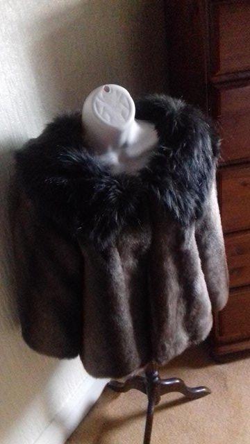 Preview of the first image of ladies...jacket...fur..material.