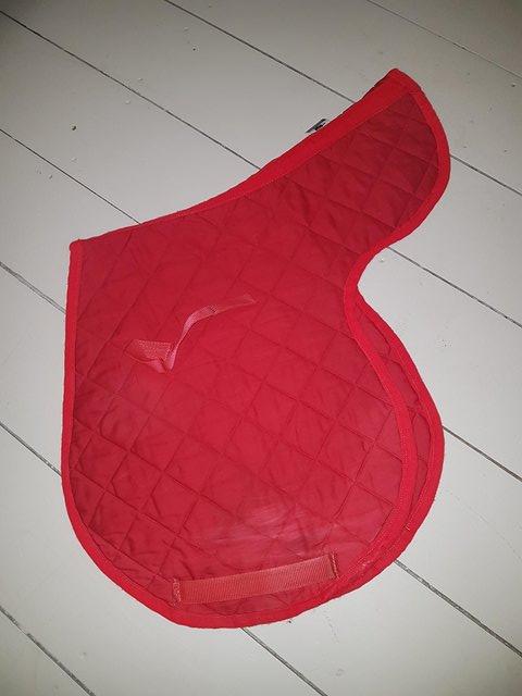Preview of the first image of Red saddle pad.