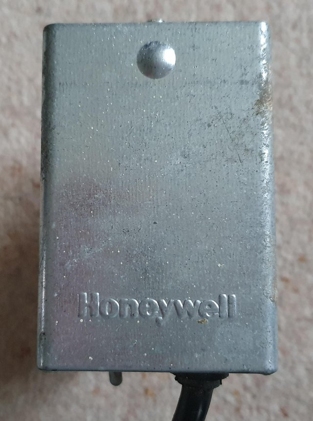 Image 2 of Honeywell 3 port valve pre owned