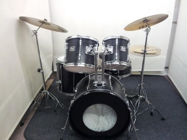Preview of the first image of Retired drum teacher has a Pearl Export drum kit for sale..