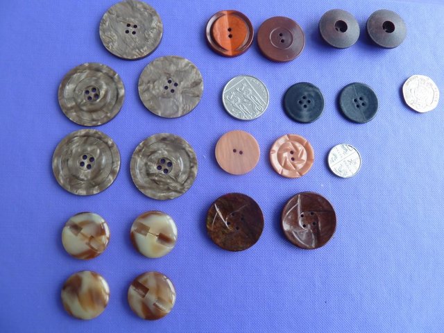 Preview of the first image of 19 nr. vintage 1950's buttons, various styles/colours/sizes.