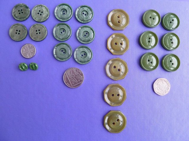 Preview of the first image of 23 nr. vintage 1950's green/olive green buttons.