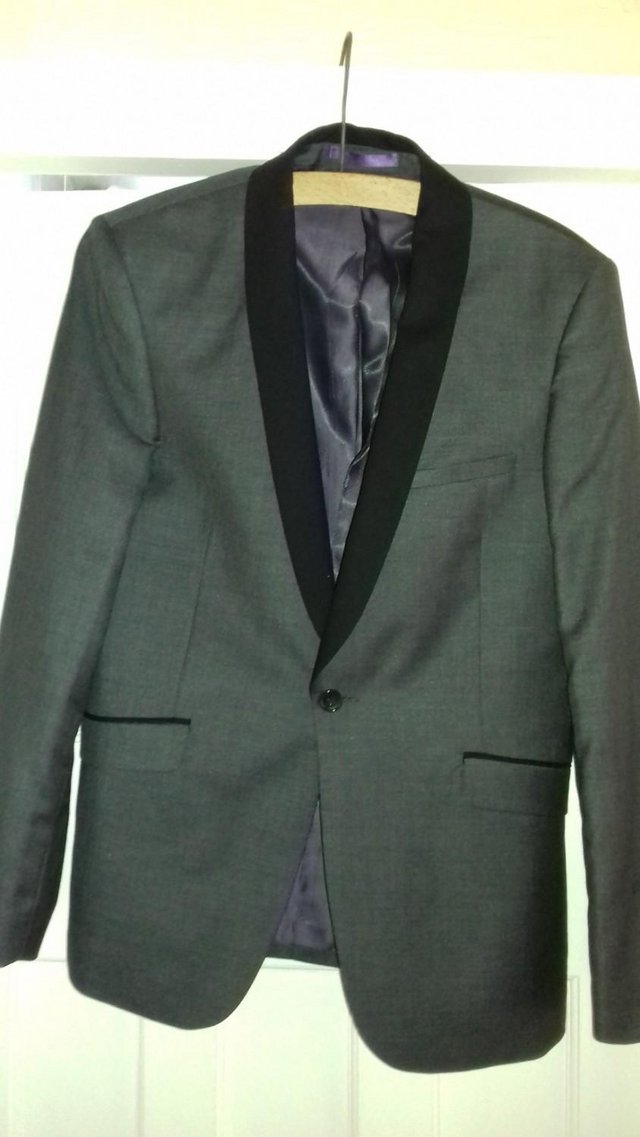 Preview of the first image of Burton Mens wear suit size M as new.