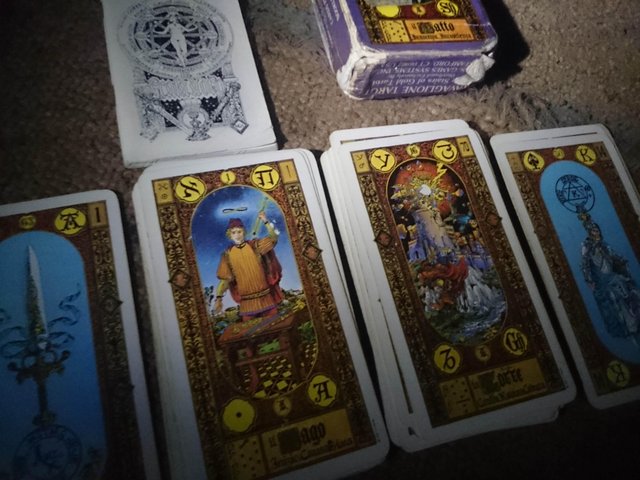 Preview of the first image of Tarot Tavaglioni - Stairs Of Gold Deck.