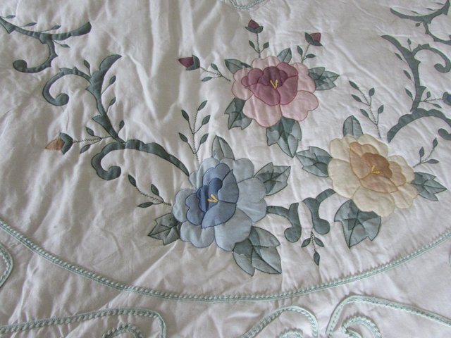Image 2 of New Quilt for kingsize bed +  2 pillow-shams