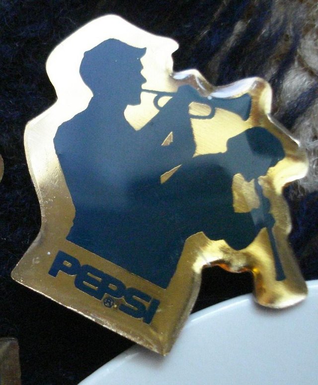 Preview of the first image of 1 x VINTAGE SOUVENIR NOVELTY METAL LAPEL BADGE / TIE PIN.