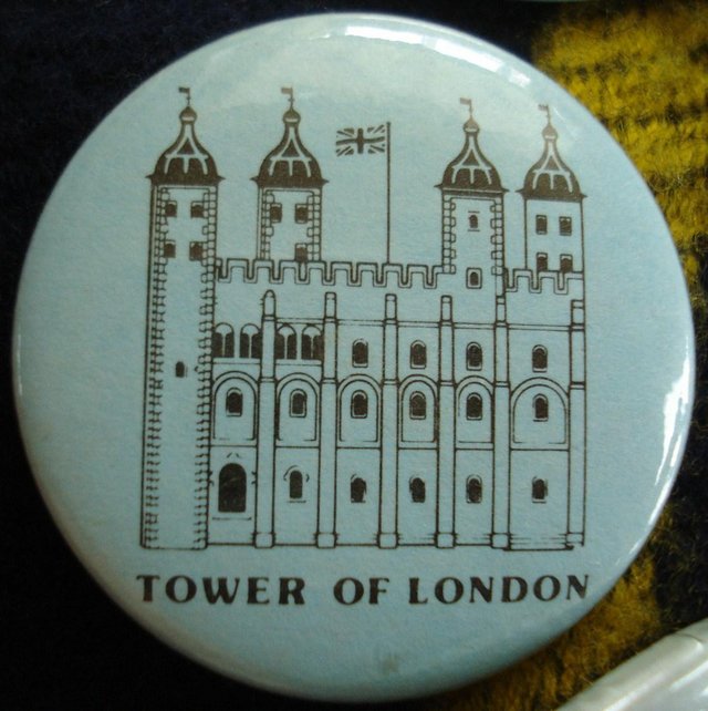 Preview of the first image of 1 x VINTAGE SOUVENIR NOVELTY METAL LAPEL BADGE / TIE PIN.