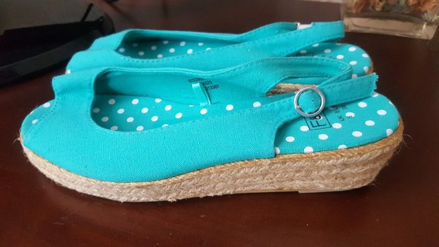 Preview of the first image of Turquoise canvas wedges size 6.