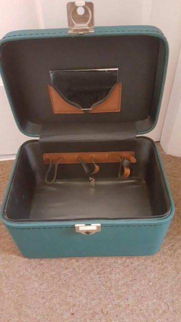 Image 3 of Vanity case with key