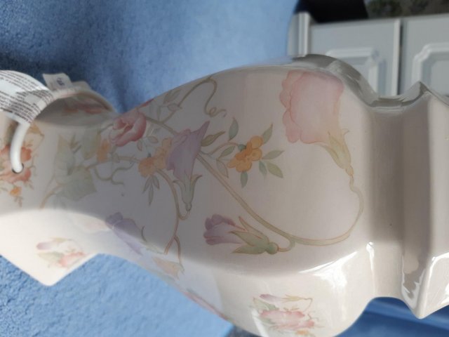 Image 2 of Cream ceramic Sweet pea design lamp base
