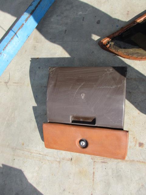 Preview of the first image of Glove box for Maserati Biturbo.