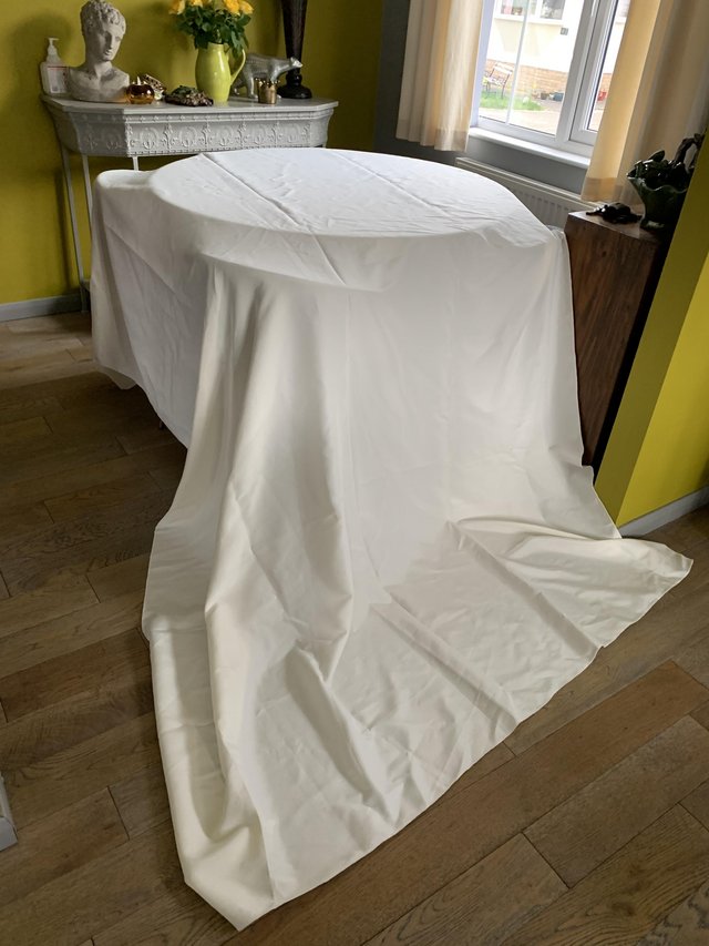 Preview of the first image of Rectangular ivory tablecloths.