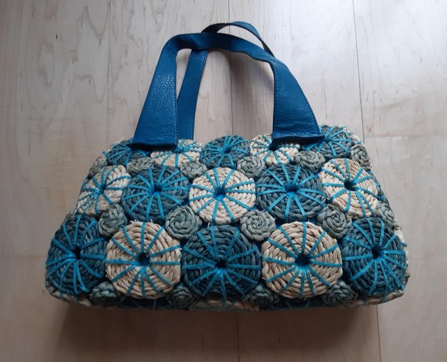 Preview of the first image of SUMMERY HANDBAG WITH BASKET PATTERN.