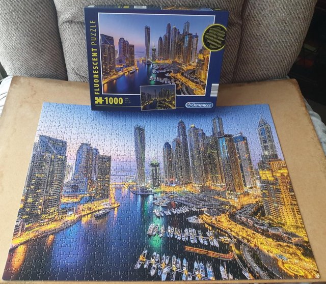 Image 2 of 1000 piece FLUORESCENT Jigsaw called DUBAI, by CLEMENTONI.