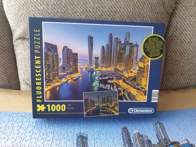 Image 3 of 1000 piece FLUORESCENT Jigsaw called DUBAI, by CLEMENTONI.
