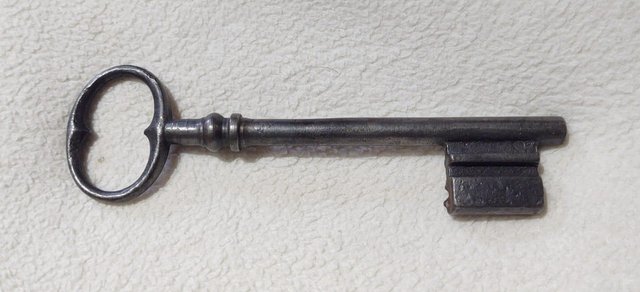 Image 3 of Large Antique/Vintage Key