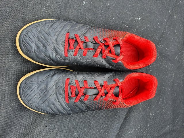 Preview of the first image of Child's futsal boots - size 1.5 (Eu34).