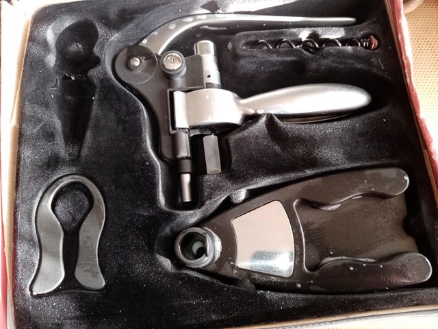 Image 3 of Easy lift cork screw set, brand new.