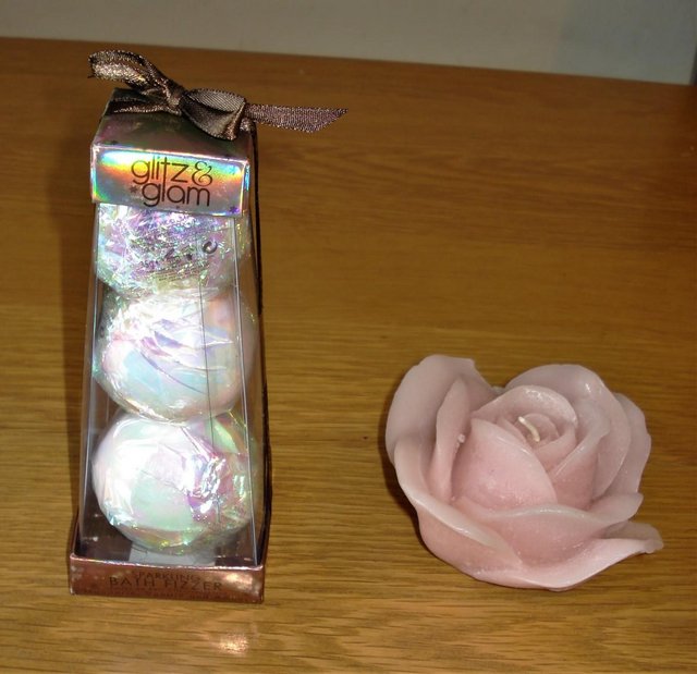 Preview of the first image of Brand New Glitz & Glam Fizzer Pyramid Set & Unscented Rose S.