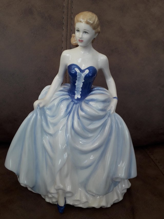 Preview of the first image of Royal Doulton Classics Figure of the Year 2004 Susan.