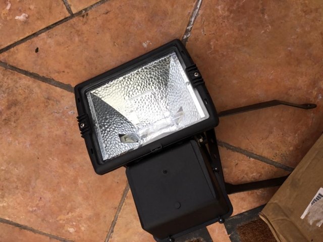 Preview of the first image of Metal Halide floodlights 70 watts Brand new.