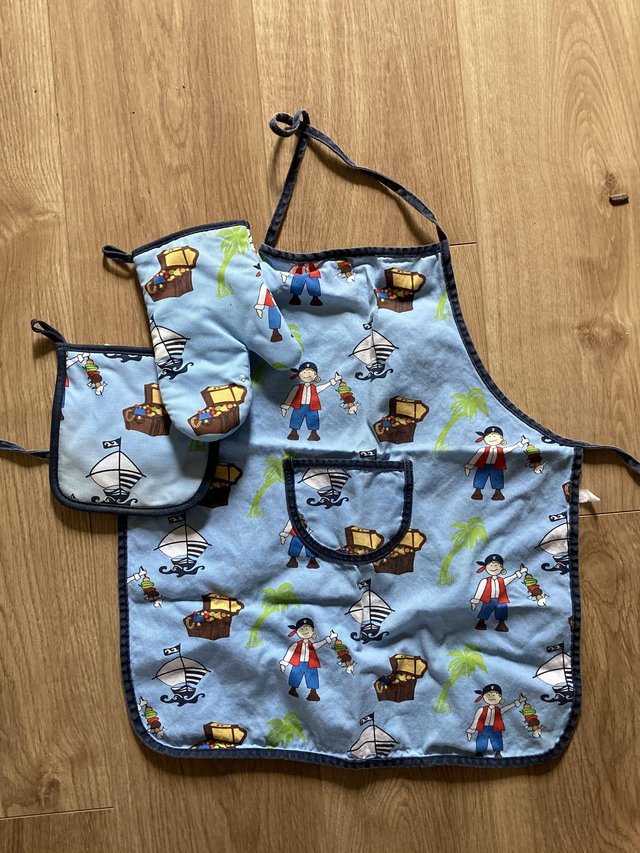 Preview of the first image of Cooking Apron + oven gloves.
