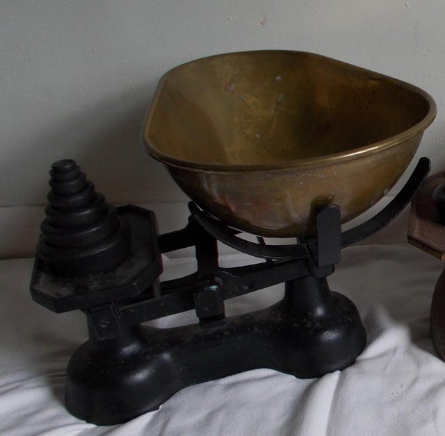 Image 2 of Old deep brass bowl scales and weights, weighs to 14Lb VGC