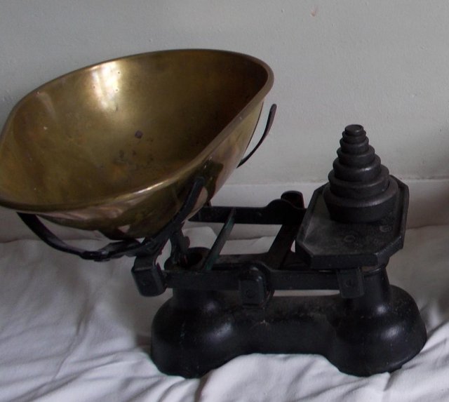 Image 3 of Old deep brass bowl scales and weights, weighs to 14Lb VGC