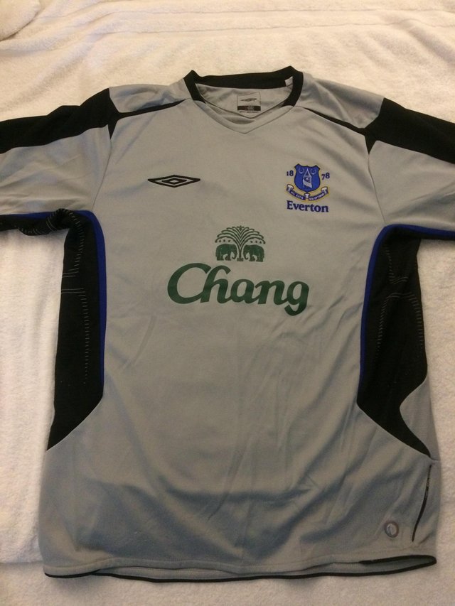 Preview of the first image of Everton Football Shirt 2005-2006.