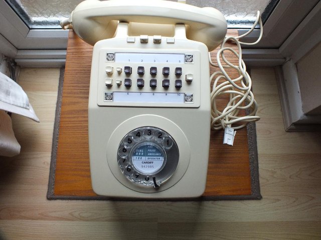 Preview of the first image of Original 1980s cream telephone.
