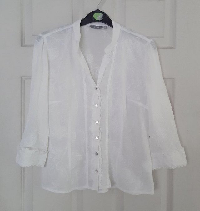 Preview of the first image of Pretty Ladies White Flowered Blouse By Per Una - Size 12.