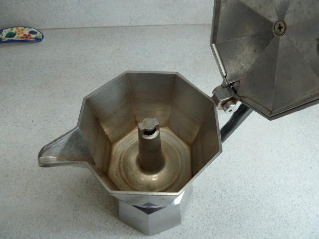 Image 2 of Moka 6 cup aluminium stove top coffee pots (2)