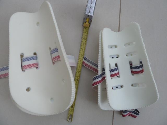 Image 2 of 1 pair children's sports shin pads  + 2 pairs hockey socks