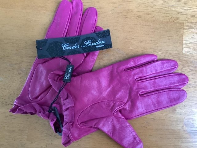 Preview of the first image of Ladies Leather gloves small sized.