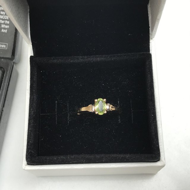 Image 2 of Vintage / antique Peridot 9ct gold ring