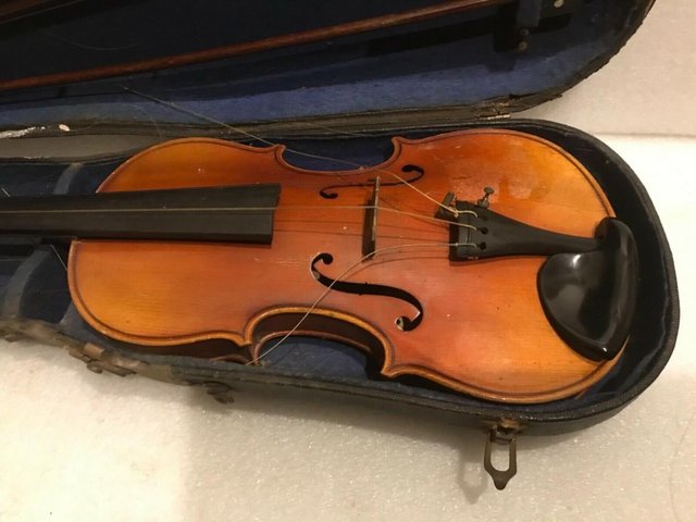 Image 2 of Maidstone School Orchestra 4/4 violin + 2 bows and case rest