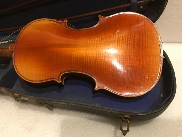 Image 4 of Maidstone School Orchestra 4/4 violin + 2 bows and case rest