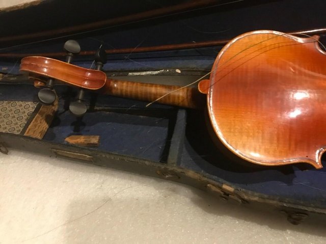 Image 6 of Maidstone School Orchestra 4/4 violin + 2 bows and case rest