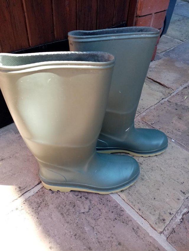 Preview of the first image of Wellies – Olive Green - AS NEW.