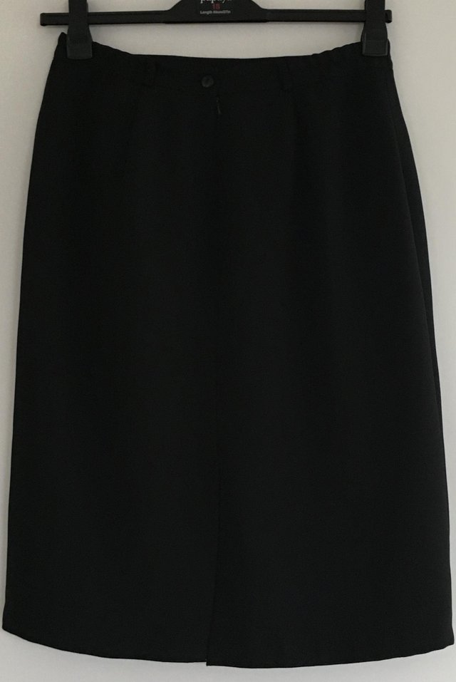 Preview of the first image of Design Essentials Black Skirt.